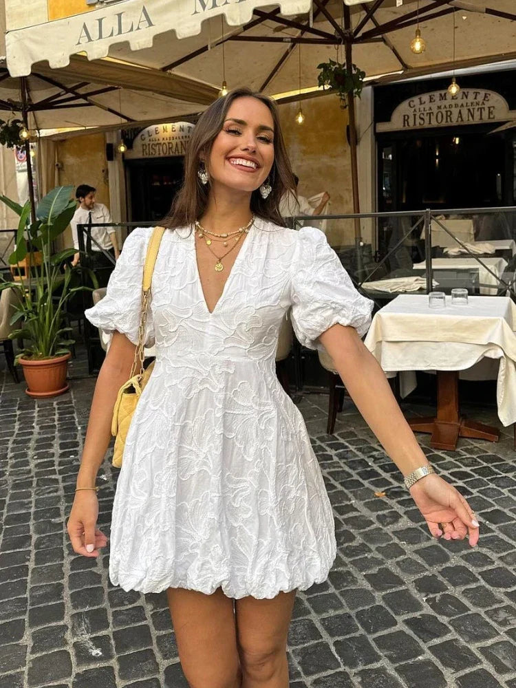 Frillify™ | Weißes Kleid mit gestickten Rüschen