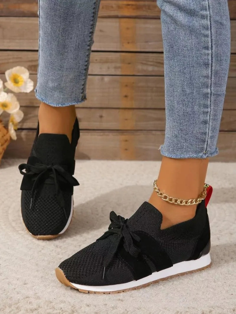 Damen Sneaker schwarz aus Strickstoff – leichte Freizeitschuhe mit Schnürung und weißer Sohle, atmungsaktive Sportschuhe für Alltag und Fitness