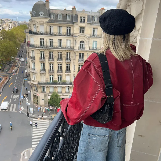 Damen Outfit mit roter Oversize Lederjacke, schwarzer Baskenmütze und Jeans – modischer Streetstyle Look in Paris