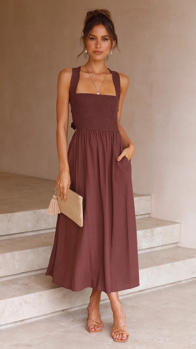 Elegantes braunes Damen-Maxikleid mit elastischem Smok-Oberteil, breiten Trägern, praktischen Seitentaschen und fließendem Rock – perfekt für Sommer- und Freizeit-Looks.