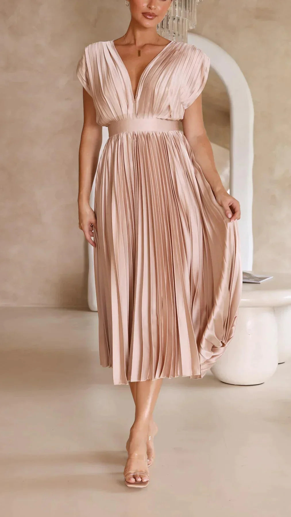 Elegantes plissiertes Maxikleid in Silber mit V-Ausschnitt und ärmellosem Design