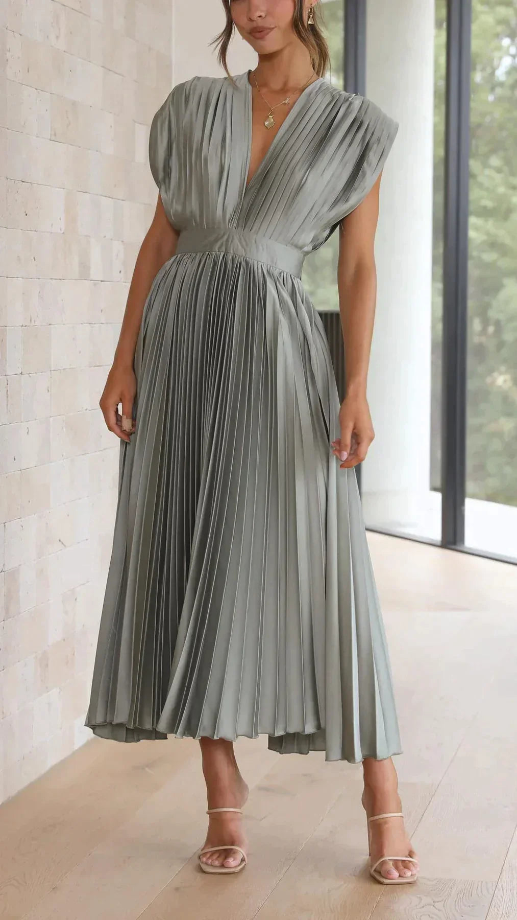 Elegantes plissiertes Maxikleid in Silber mit V-Ausschnitt und ärmellosem Design