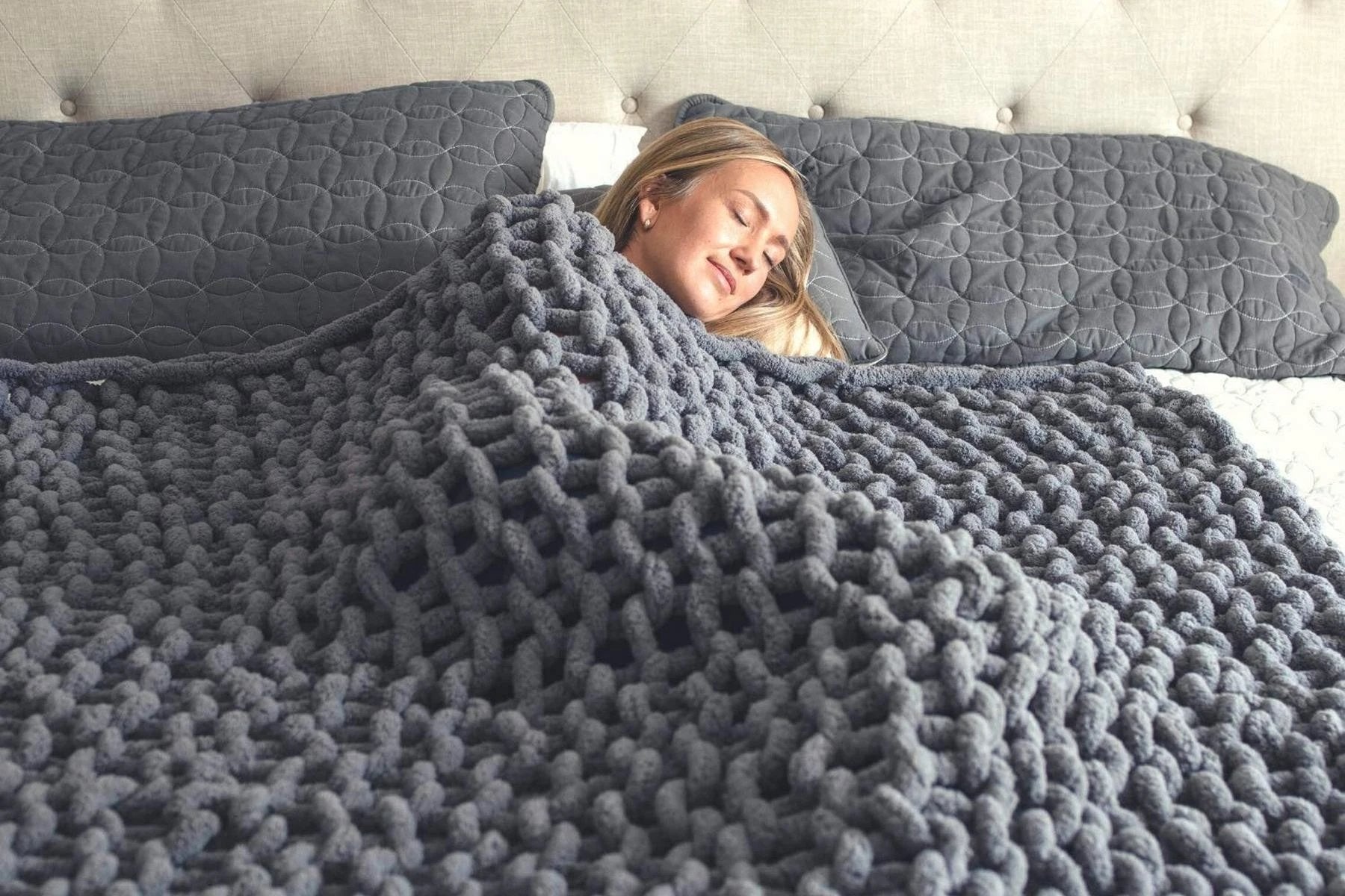 Große chunky Strickdecke, handgestrickt aus dicker Wolle, kuschelige Wohndecke für Sofa, Bett & Wohnzimmer Deko
