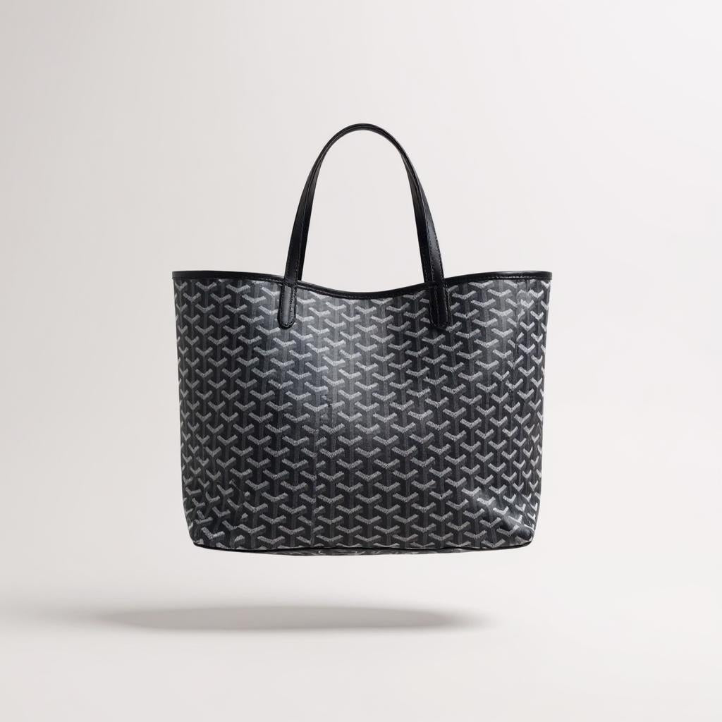 Blaue Tote Bag mit weißen geometrischen Mustern und langen Henkeln, vor hellem Hintergrund schwebend dargestellt.