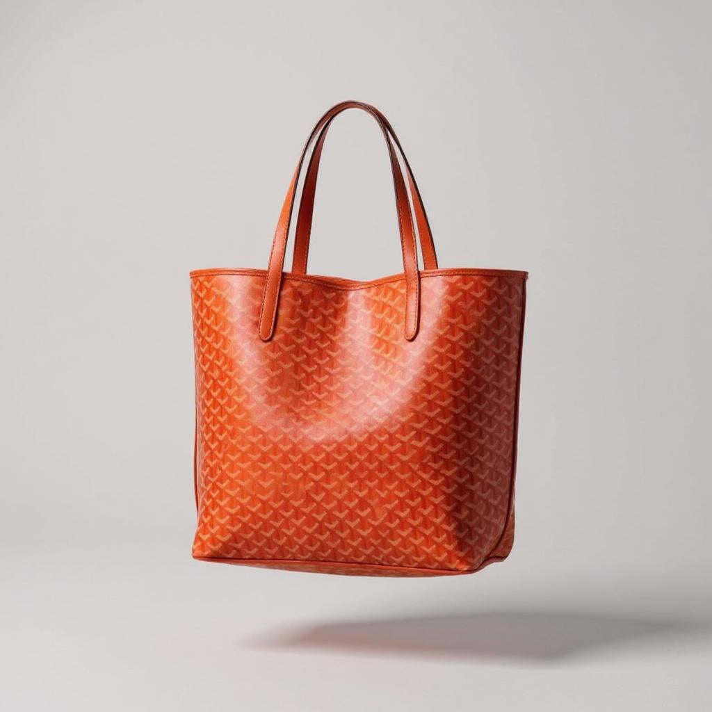 Blaue Tote Bag mit weißen geometrischen Mustern und langen Henkeln, vor hellem Hintergrund schwebend dargestellt.