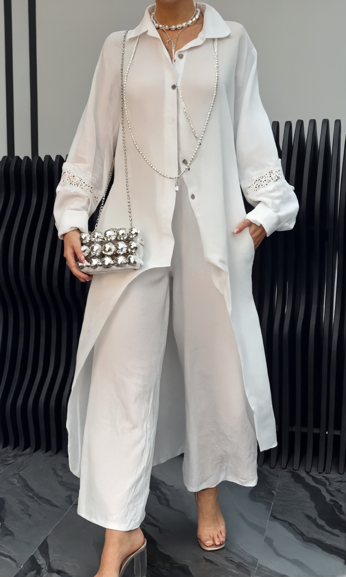 Elegantes Damen Zweiteiler Set in Weiß mit langer Bluse und weiter Hose