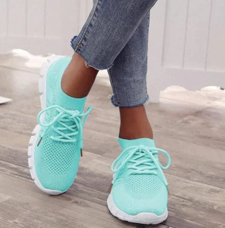 Beige Damen-Sneaker mit weißer flexibler Sohle, atmungsaktivem Strickmaterial und Schnürung