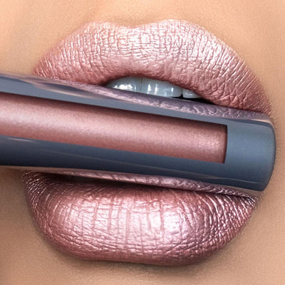 50% RABATT | GleamSilk  | Ein blasser nude-rosa Flüssiglippenstift mit Silber- und Goldschimmer