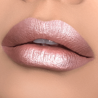 50% RABATT | GleamSilk  | Ein blasser nude-rosa Flüssiglippenstift mit Silber- und Goldschimmer