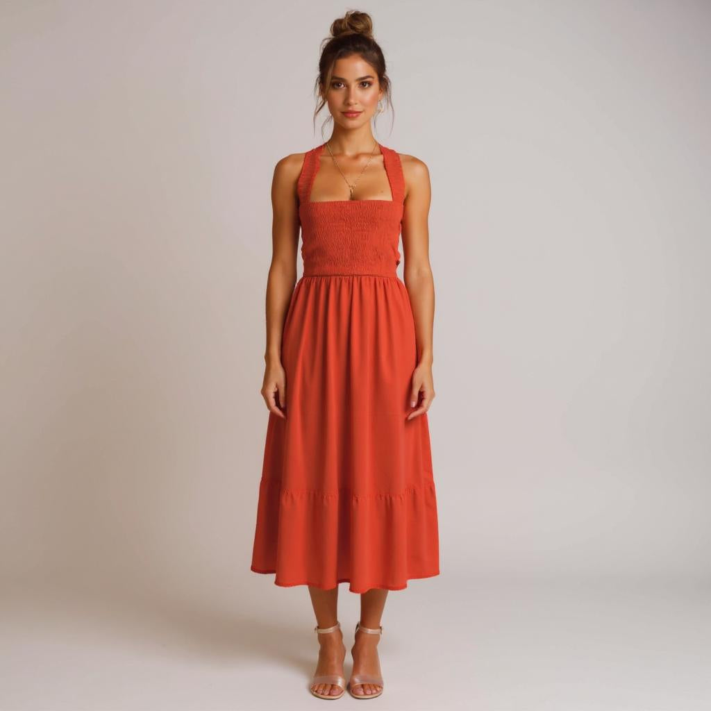 Frau trägt elegantes rotes Midikleid mit Smok-Oberteil, breiten Trägern und A-Linien-Rock, kombiniert mit beigen Sandaletten – Sommerkleid für Damen